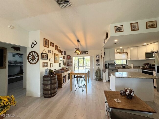 Building Photo - 2013 NE 4th Ter