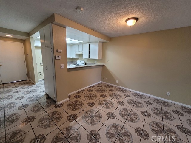 Building Photo - 959 S Mountain Ave