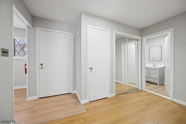 Building Photo - 911 Merritt Dr