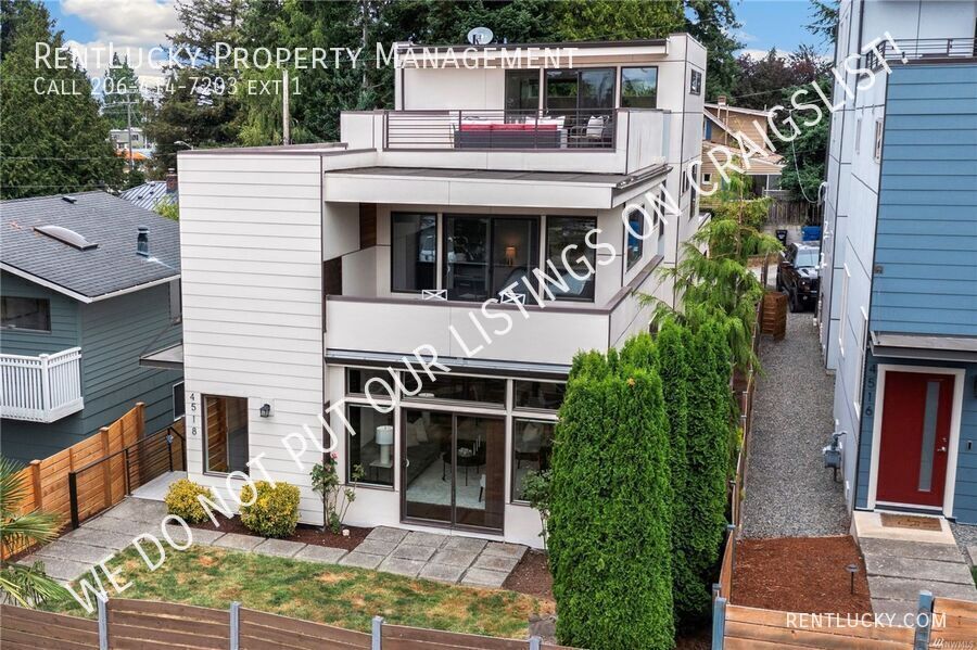 Primary Photo - Stunning and HUGE 4-Bedroom House FOR RENT...