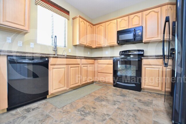 Building Photo - 34517 N Sabre Dr