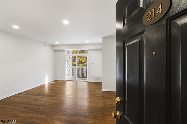 Foto del edificio - 50 Maple Ave