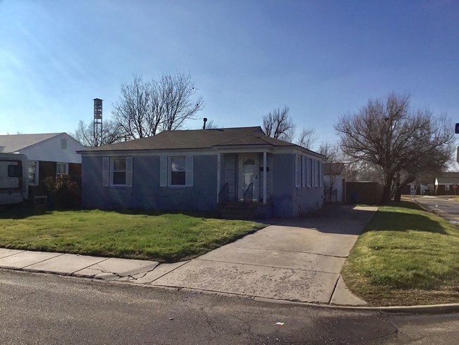 Building Photo - 3 br, 1 bath House - 407 E Rickenbacker