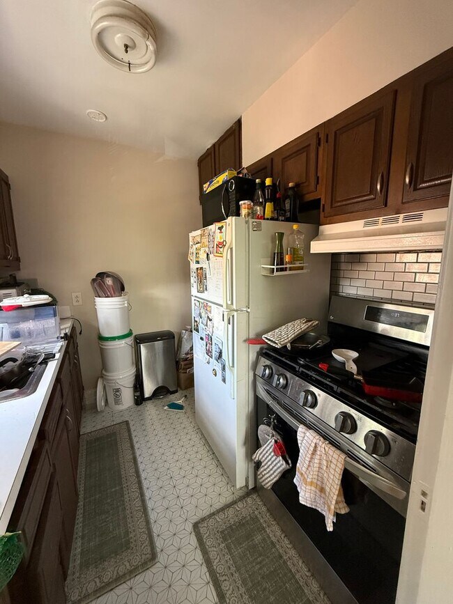 Foto del edificio - Sunny, Spacious Brighton / Cleveland Circle Area 1 Bed on Strathmore Rd.  NO FEE