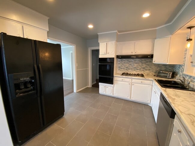 Building Photo - 4711 E 4th Pl