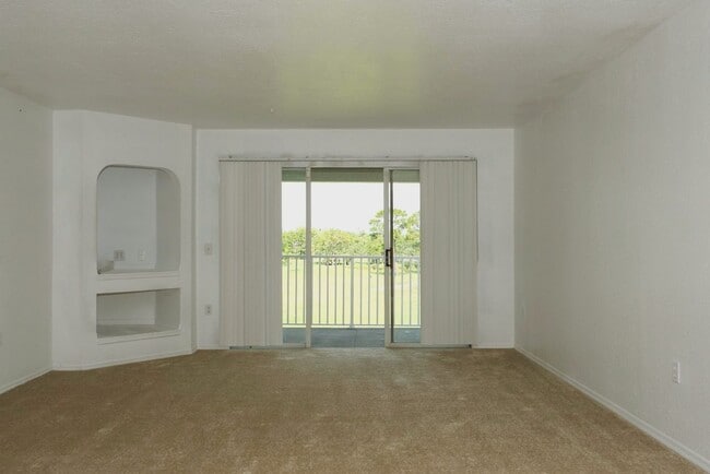 Foto del edificio - 2-bedroom, 2-bathroom Condo in gated commu...
