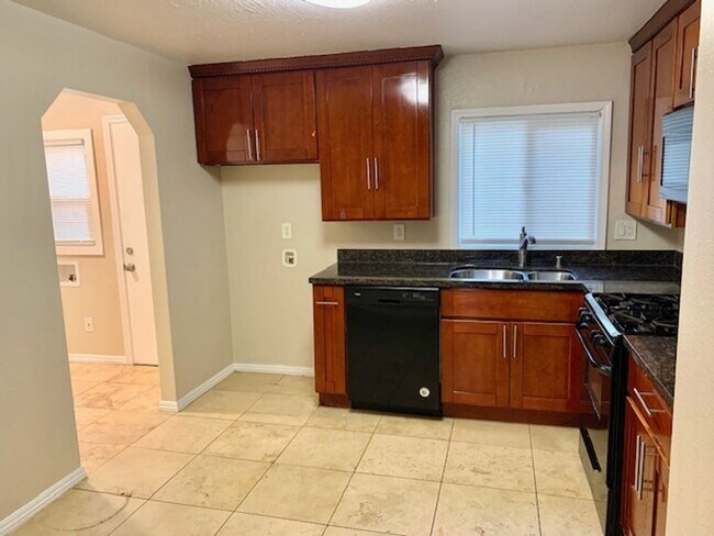 Foto del edificio - Great 2 bed 1 bath House with Garage in Sa...