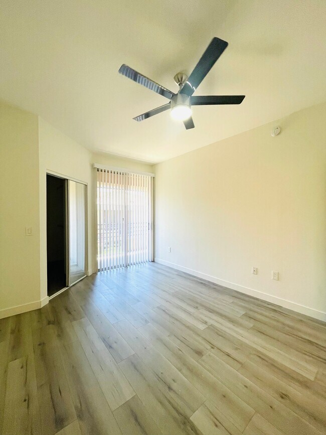 Foto del edificio - 1411 E Orangewood Ave