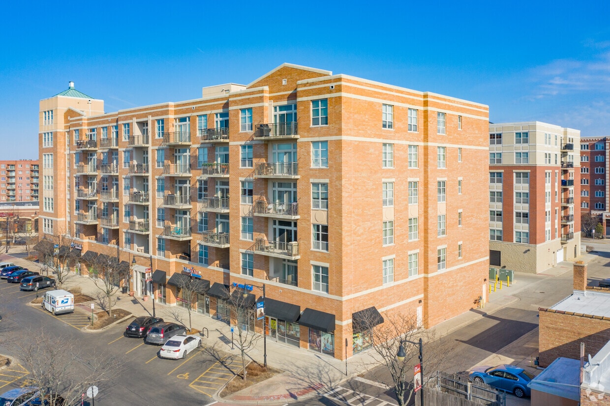 Metropolitan Square Condo Apartments in Des Plaines, IL