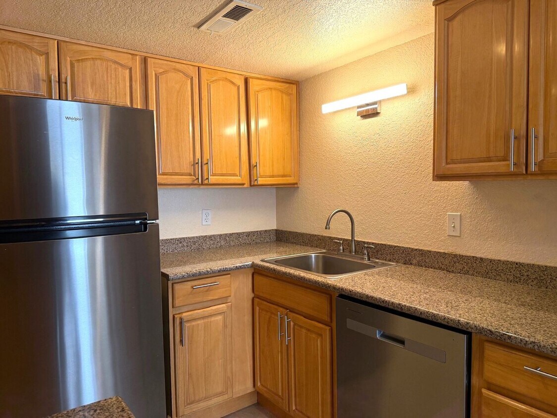 Foto principal - Beautiful 3 Bed/2 Bath Condo with 2 Parkin...