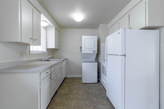 Building Photo - ** MOVE IN SPECIAL **Charming 2 Bedrooms 1...