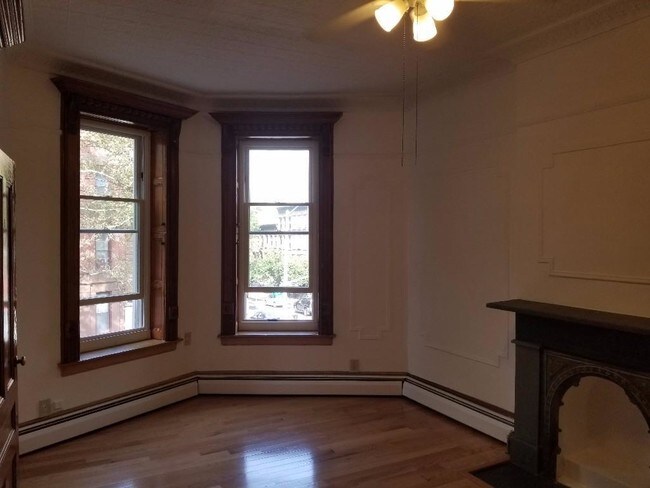 Building Photo - 347 6th Ave