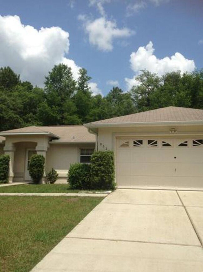 Foto del edificio - 3 bedroom, 2 bath, 2 car garage on a large lot!