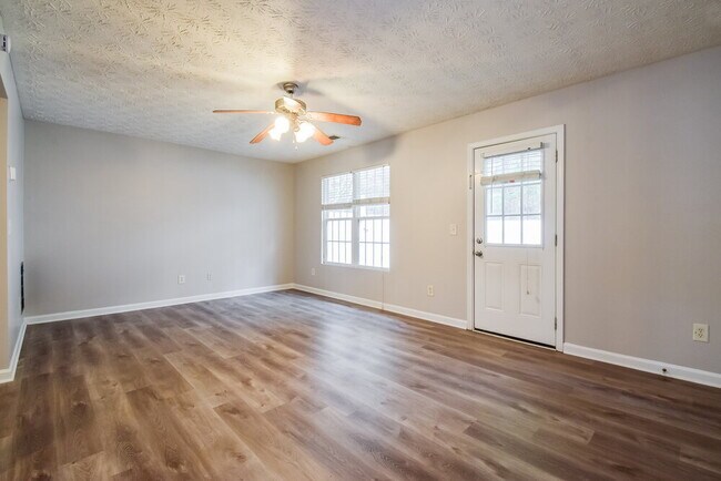 Building Photo - 2400 Piering Dr