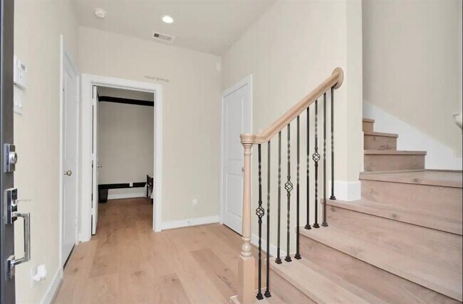 Foto del edificio - 3322 Hutchins St