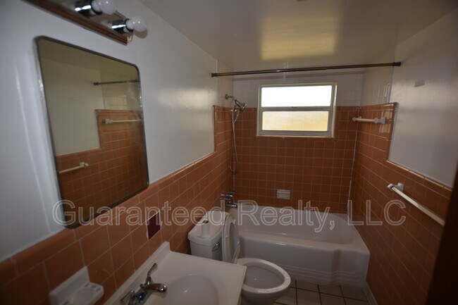 Building Photo - 515 Ariana St