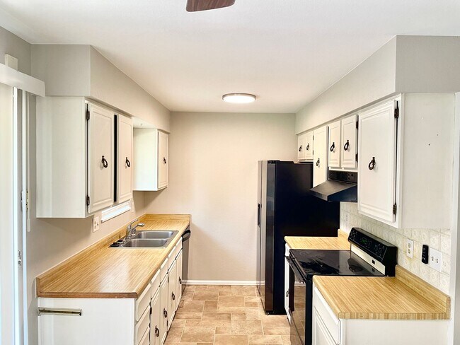 Building Photo - 3 bedroom Home in a Convenient Location!