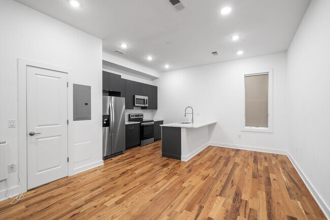 Foto del edificio - 4 Bed 3.5 Bath Townhomes 2176 sqft