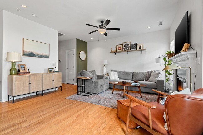Foto del edificio - Lovely 3BR Townhome with Hardwood Floors a...