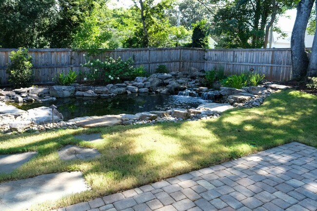 Building Photo - Like-new 3 bedroom, 2.5 bath house with an...