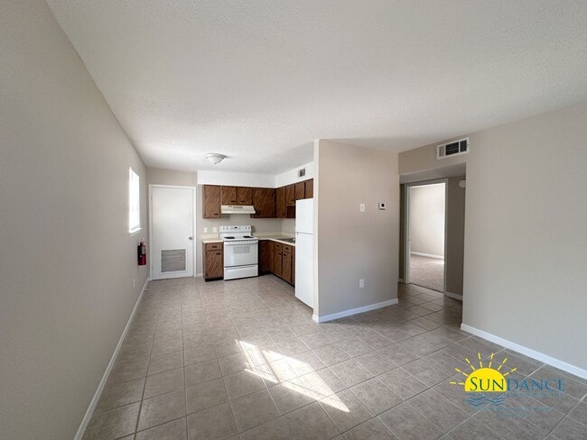 Building Photo - Quaint 2 Bedroom Upstairs Unit in Fort Walton Beach!