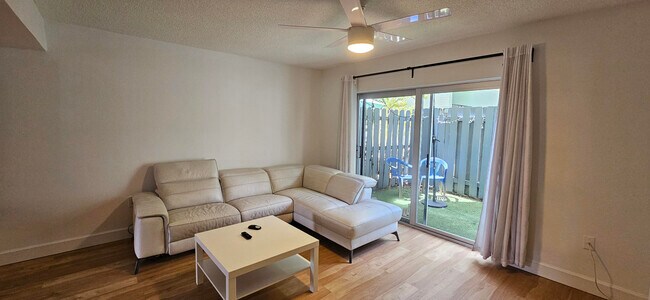 Building Photo - 803 W Oakland Park Blvd