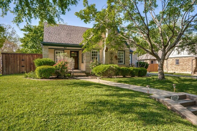 Foto del edificio - A Stunning, Updated Home in the heart of Dallas