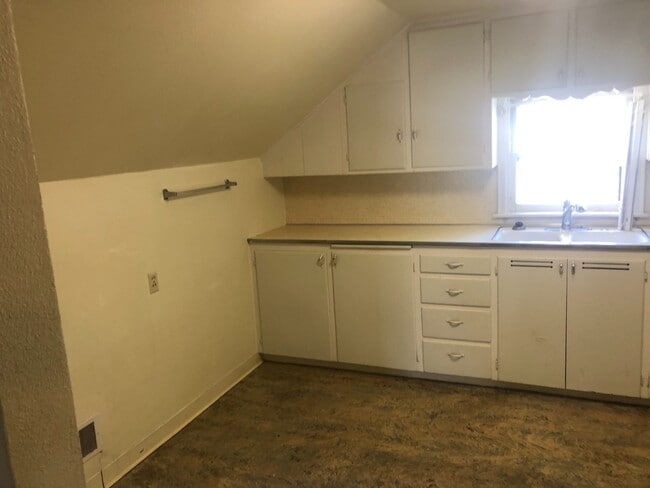 Building Photo - 1020