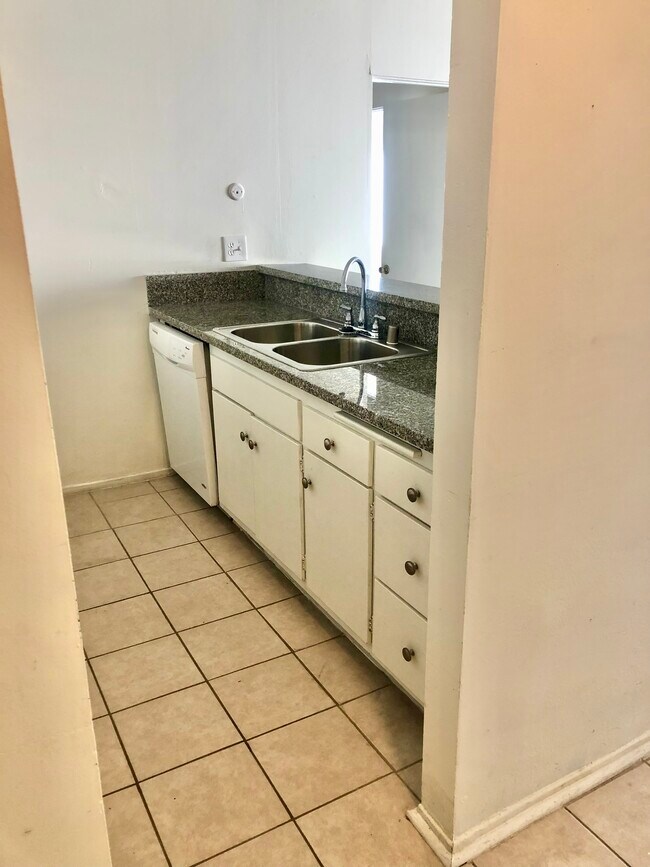 Unidad Nº22 - Vista Alternativa de la Cocina - 3739 Clarington Ave