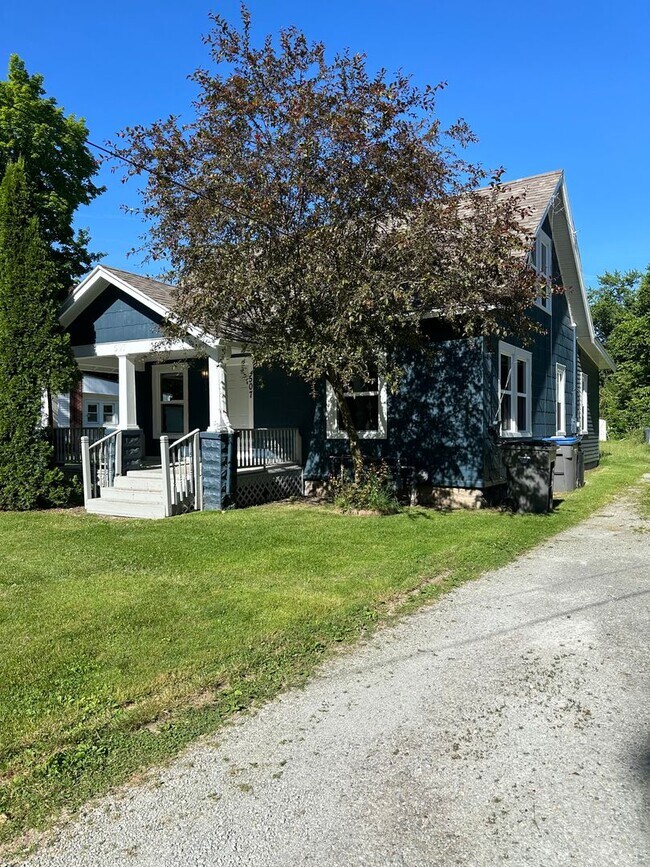 Building Photo - 507 Dewey Ave