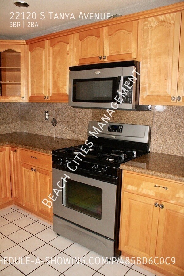 Building Photo - Amazing 3 Bedroom, 2 Bathroom Home with Gr...