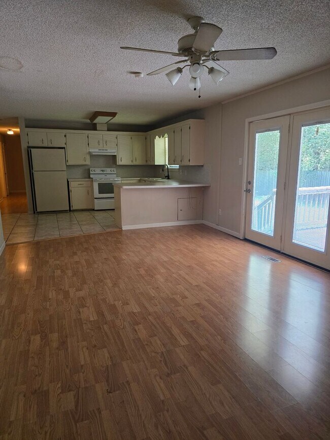 Foto del edificio - 3 bedroom 2 bath home + bonus room for lease