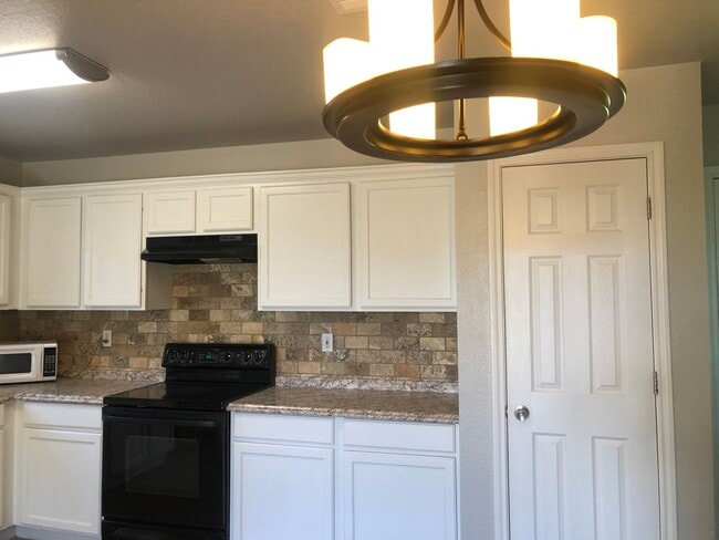 Building Photo - Adorable 3 Bedroom in Merkel!