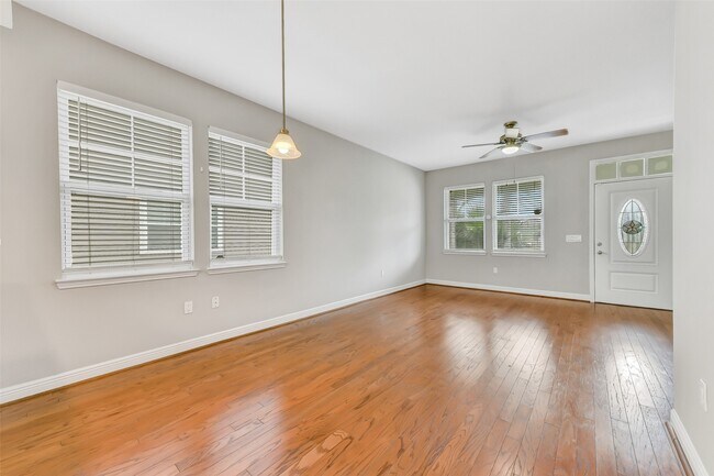 Foto del edificio - 4418 N Live Oaks Cir