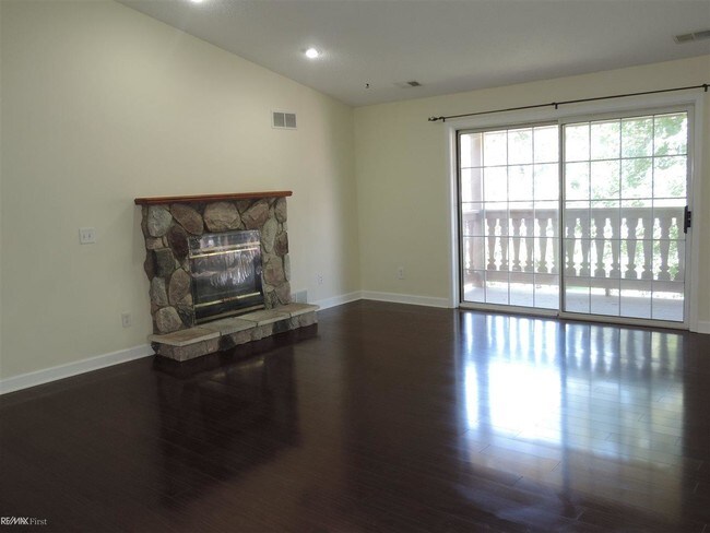 Building Photo - 30534 Oakridge Manor Dr