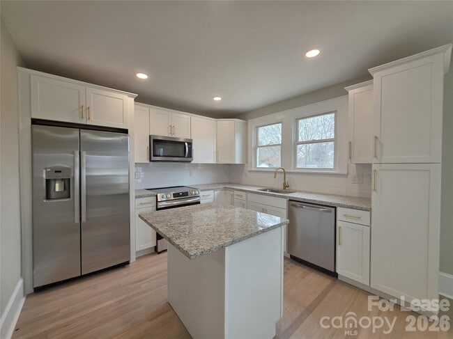 Building Photo - 200 E 2nd St