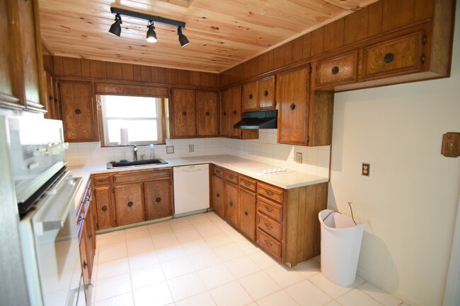 Building Photo - 4104 Briar Cliff Rd