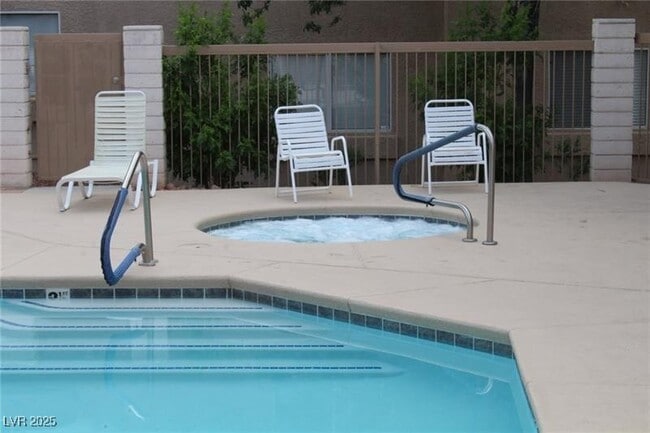 Foto del edificio - 2110 Los Feliz St