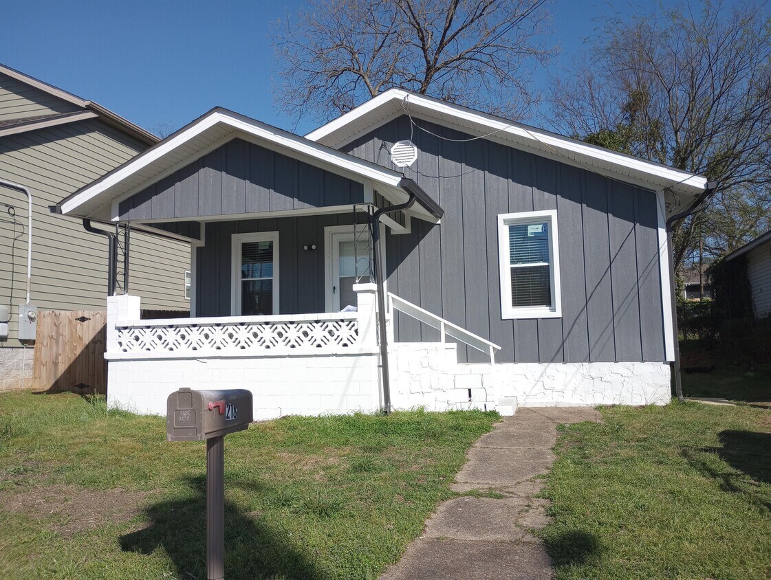 Primary Photo - 218 N Hickory St