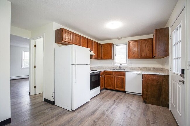 Building Photo - 878 St James Ave