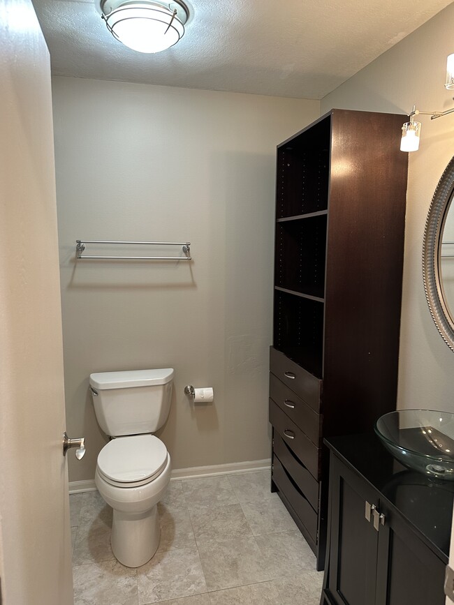 Hallway Bath - 6035 Red Oak Dr