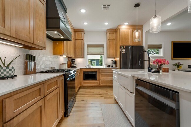 Foto del edificio - Modern Rose District Bungalow with Premium Finishes