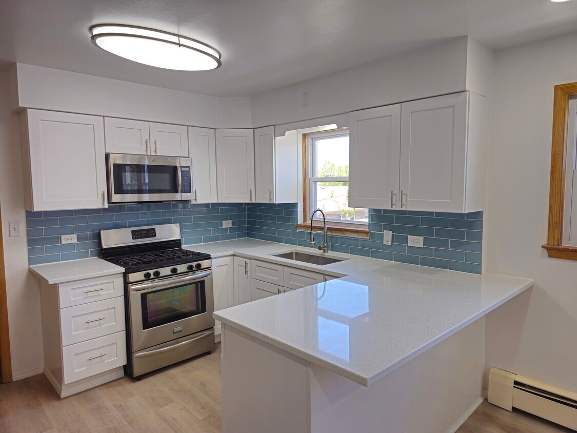 Foto principal - 7840 W Fullerton Ave