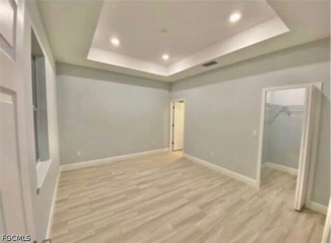 Foto del edificio - 2403 Dickens Ave N