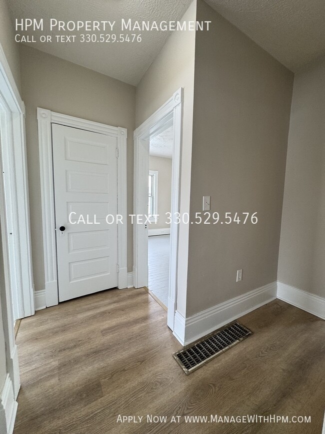 Building Photo - Spacious Updated 3 Bedroom Duplex In Massi...