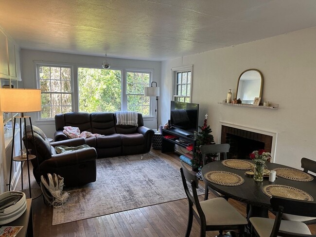 Foto del edificio - Cottage Avaialble off S. Lumpkin St.