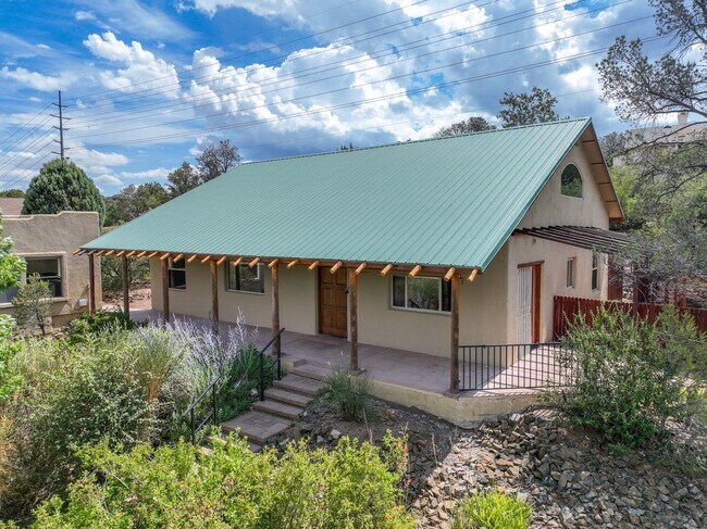 Building Photo - 2 Bedroom plus Office in Main House & Stud...