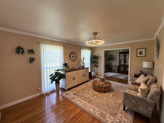 Foto del edificio - Updated Home Near The Plaza Road!