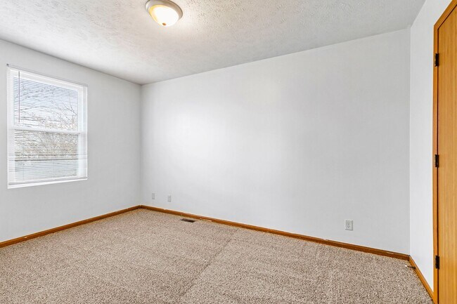 Building Photo - 5 bedroom Home In Neighborhood Close to Ca...