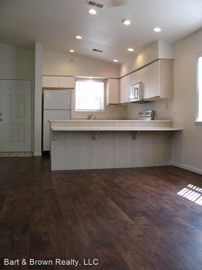 Building Photo - 1 br, 1 bath House - 400 E Rockford Dr #301